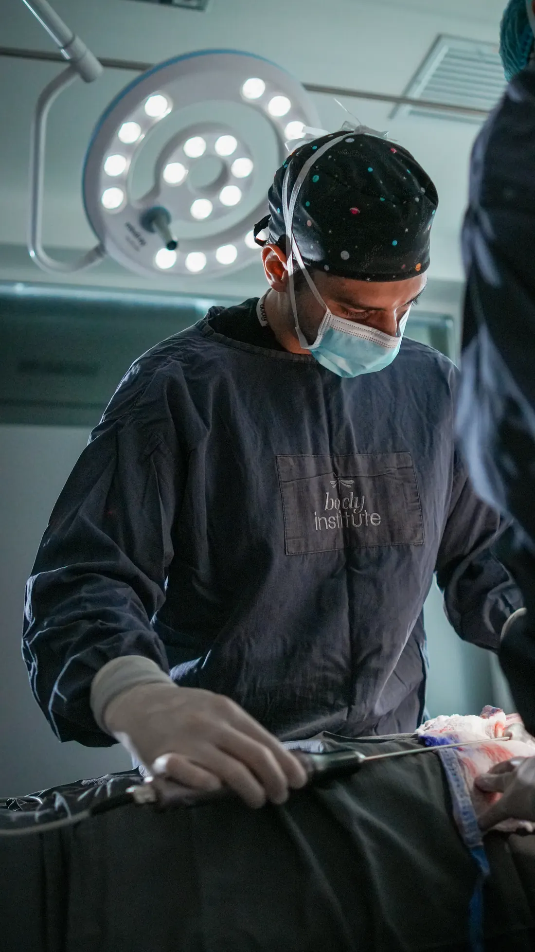 Dr. Manuel Aljure operating at Body Institute in Bogotá